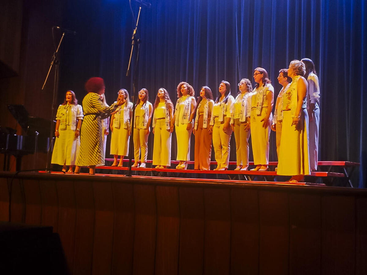 Público que foi ao Teatro Municipal de Toledo pôde acompanhar, na noite deste domingo (3), belo espetáculo protagonizado por 10 grupos vocais de Toledo e região