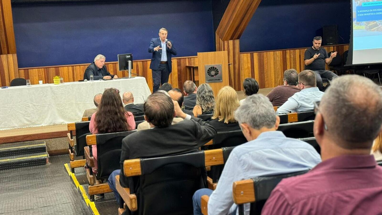 Prefeito Beto Lunitti participa do fórum permanente “A Inovação nas cidades inteligentes através das Universidades”