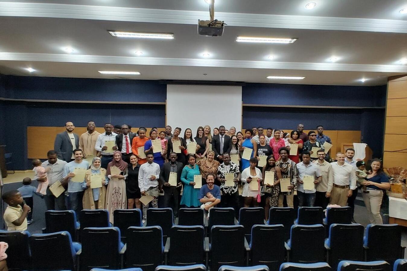 Evento na manhã de sábado (7), no Auditório Acary Oliveira, encerrou capacitações em língua portuguesa para não brasileiros e de crioulo haitiano para servidores