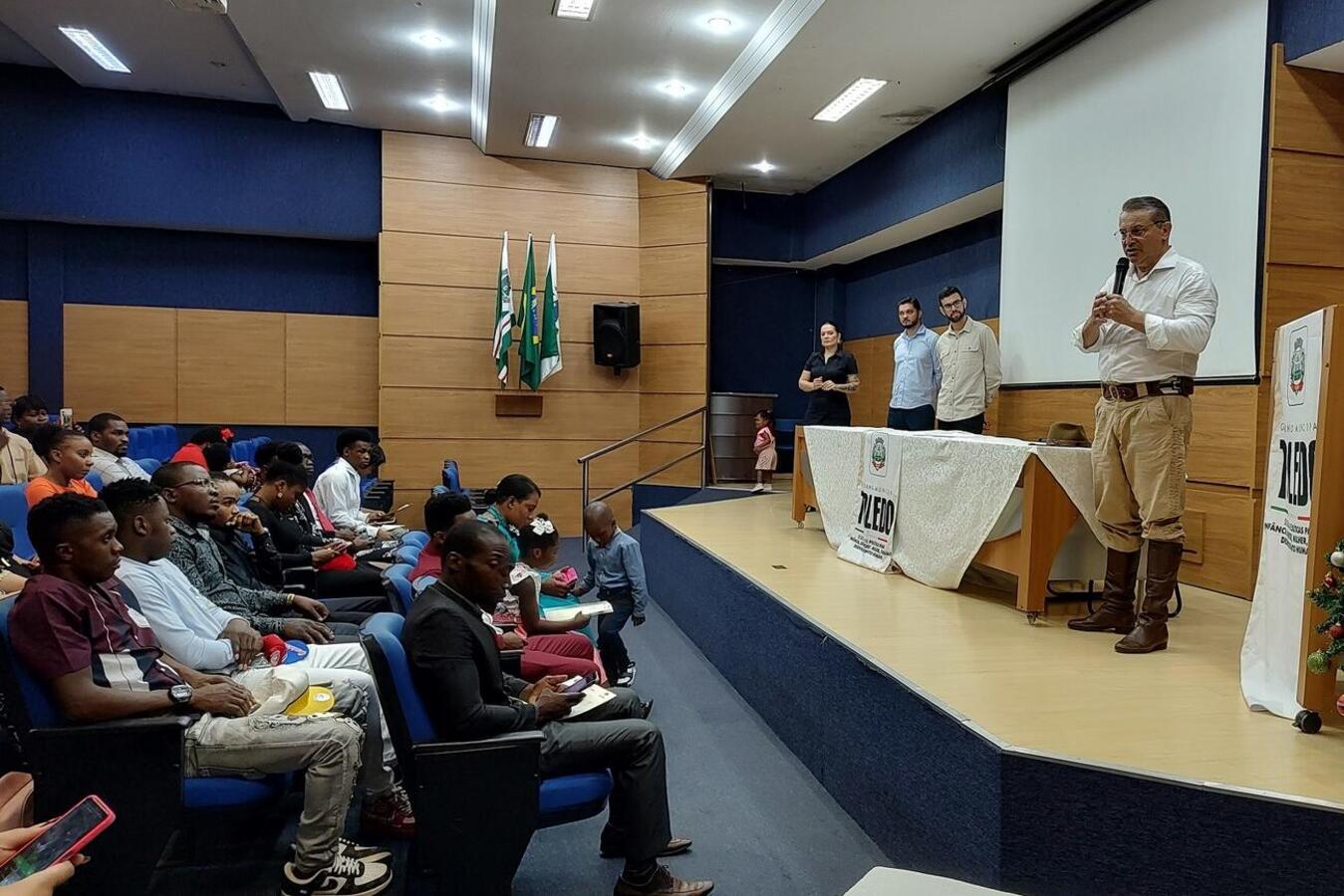 Evento na manhã de sábado (7), no Auditório Acary Oliveira, encerrou capacitações em língua portuguesa para não brasileiros e de crioulo haitiano para servidores