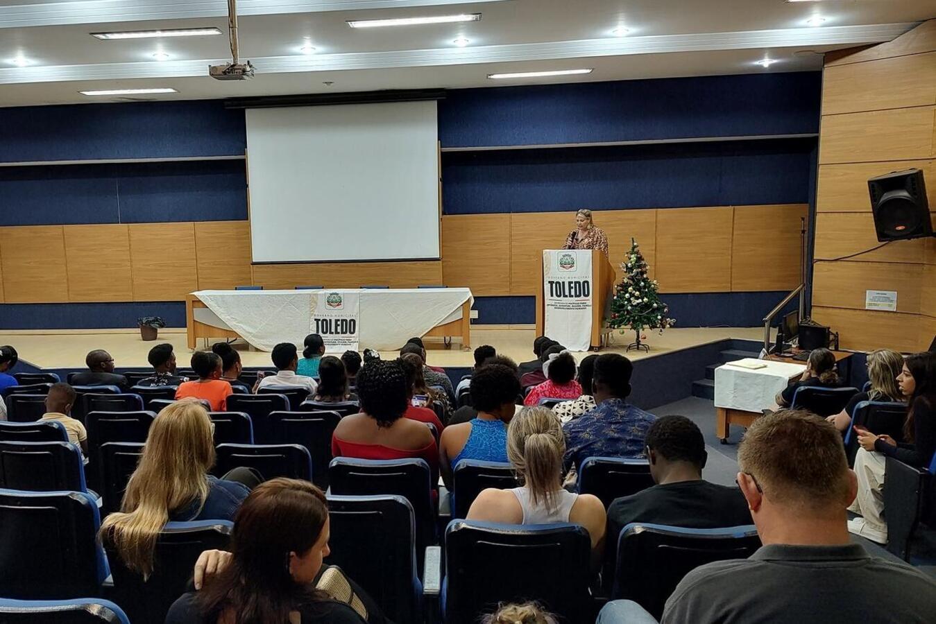 Evento na manhã de sábado (7), no Auditório Acary Oliveira, encerrou capacitações em língua portuguesa para não brasileiros e de crioulo haitiano para servidores