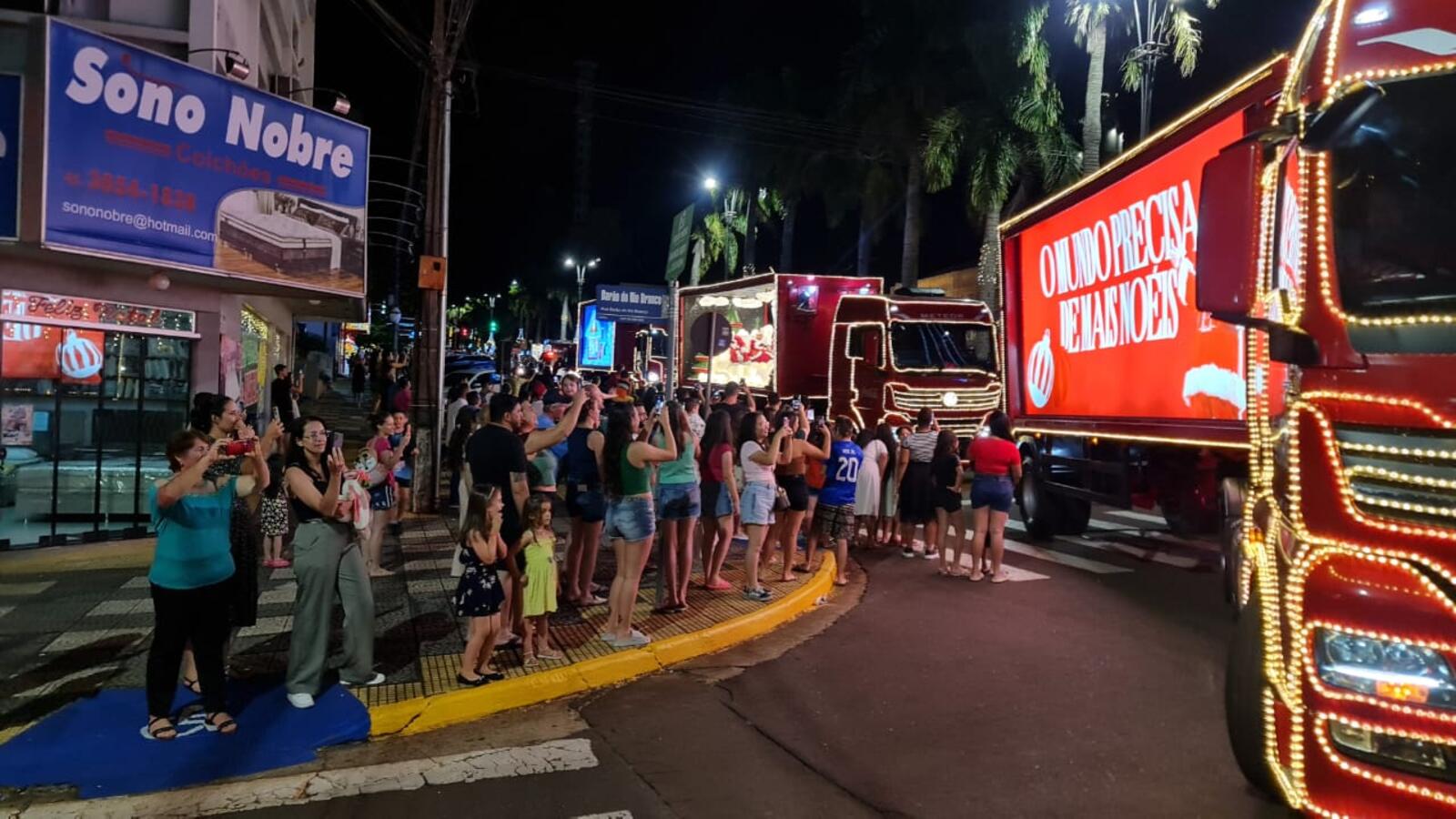 Na noite desta terça (17), Orquestra de Teutônia fez vibrar o público na Vila de Natal; logo após, caminhões da Coca-Cola percorreram várias ruas da cidade