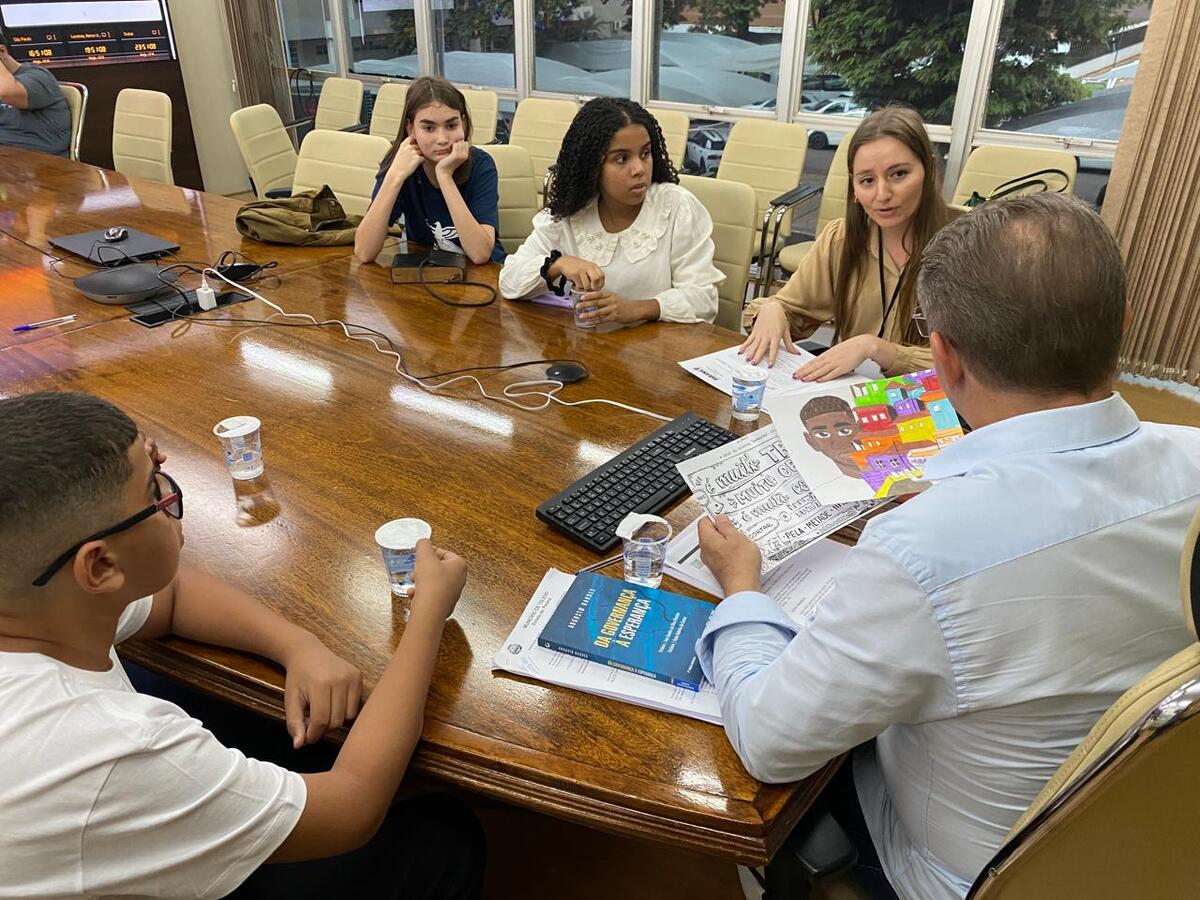 5 adolescentes do CPA compareceram na Sala de Reuniões do Gabinete do Prefeito para conversarem sobre o projeto do CMDCA