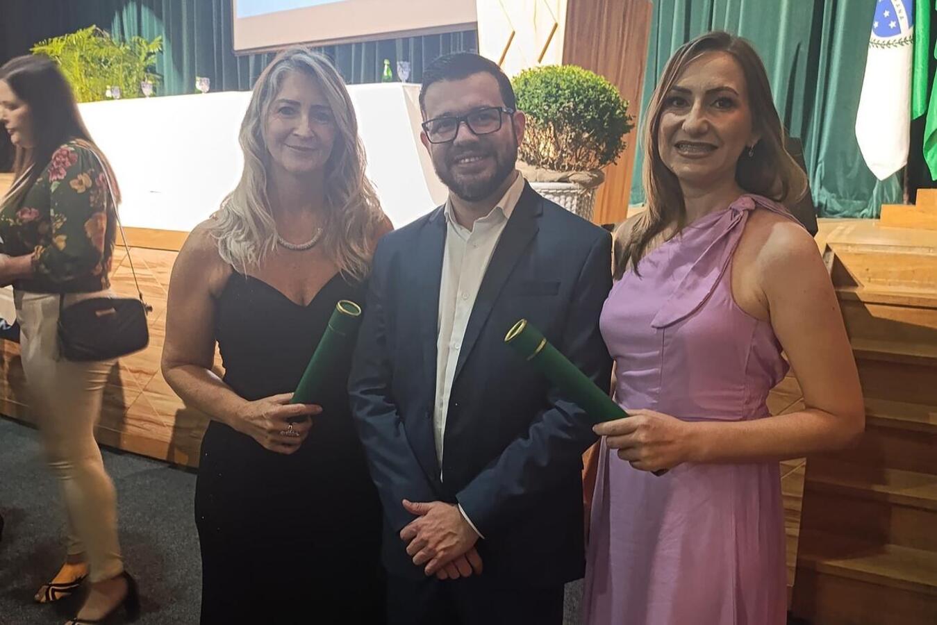 Honraria foi entregue às servidoras Daiana Sott Scheuer e Cleusa Elaine Schnee, que foi também oradora das turmas de MBA que se formaram na última sexta (13)