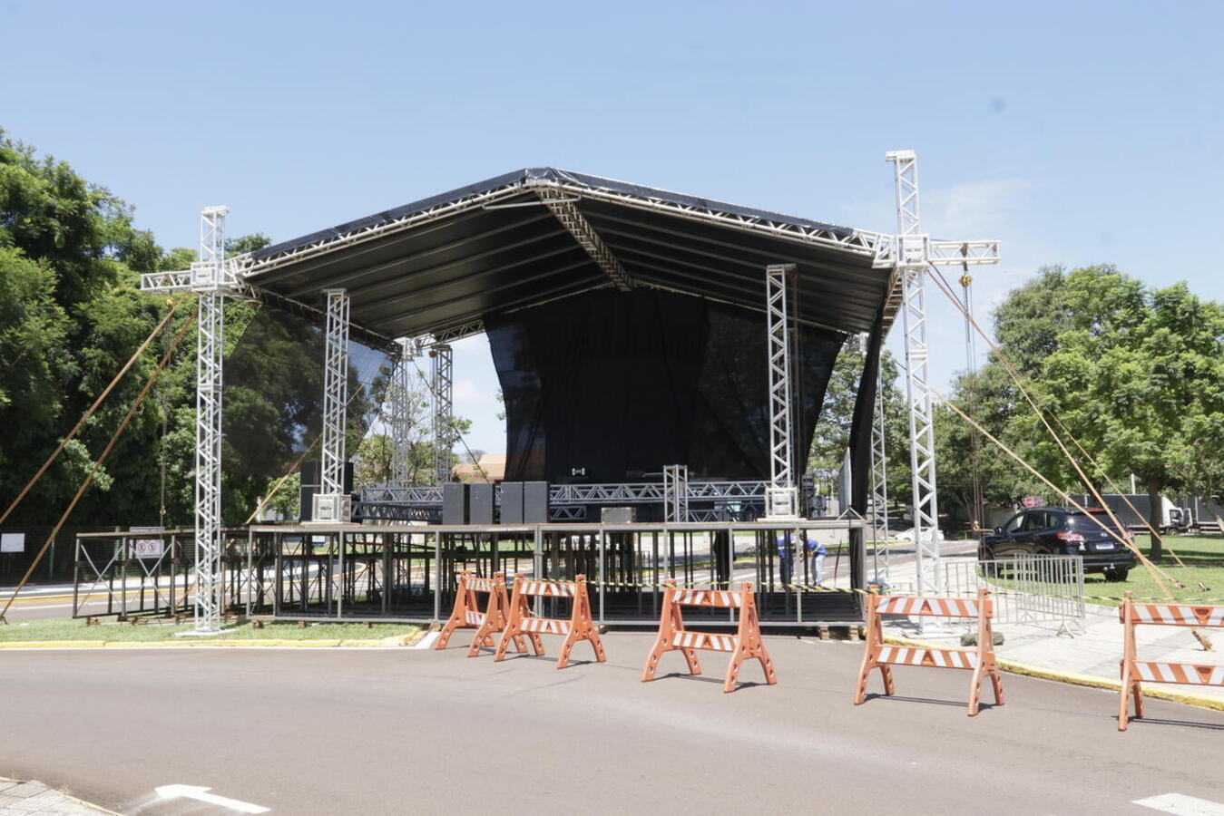 Palcos no Diva Paim Barth estão sendo montados para shows que seguem até domingo (8); Teatro, Biblioteca e Praça da Cultura também receberão atividades