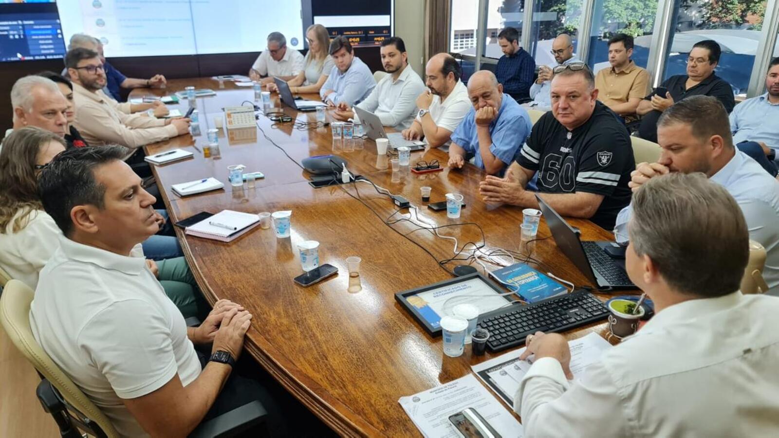 Já nas primeiras horas da manhã teve início a reunião de transição entre o atual e o novo governo municipal, com a presença maciça dos atuais e futuros secretários de governo