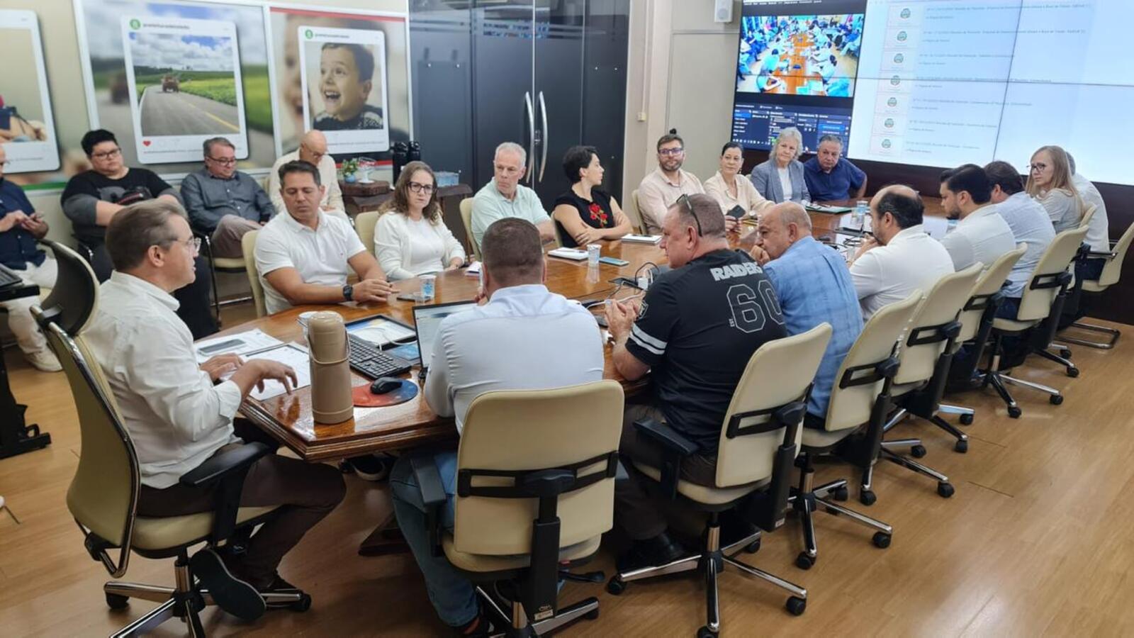 Já nas primeiras horas da manhã teve início a reunião de transição entre o atual e o novo governo municipal, com a presença maciça dos atuais e futuros secretários de governo