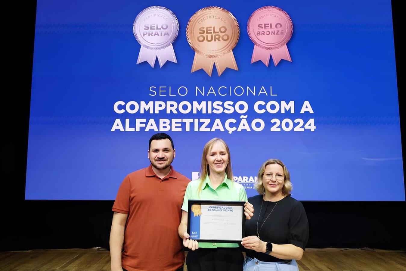 Secretário estadual da Educação entregou ontem (16) certificados a municípios que atingiram categoria ouro no Selo Nacional Compromisso com a Alfabetização