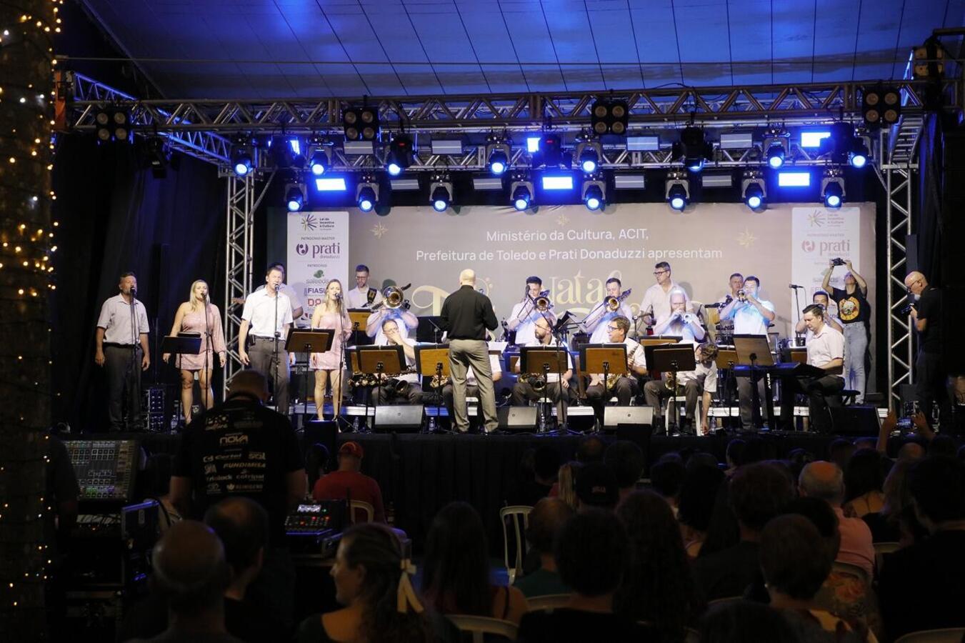 Na noite desta terça (17), Orquestra de Teutônia fez vibrar o público na Vila de Natal; logo após, caminhões da Coca-Cola percorreram várias ruas da cidade