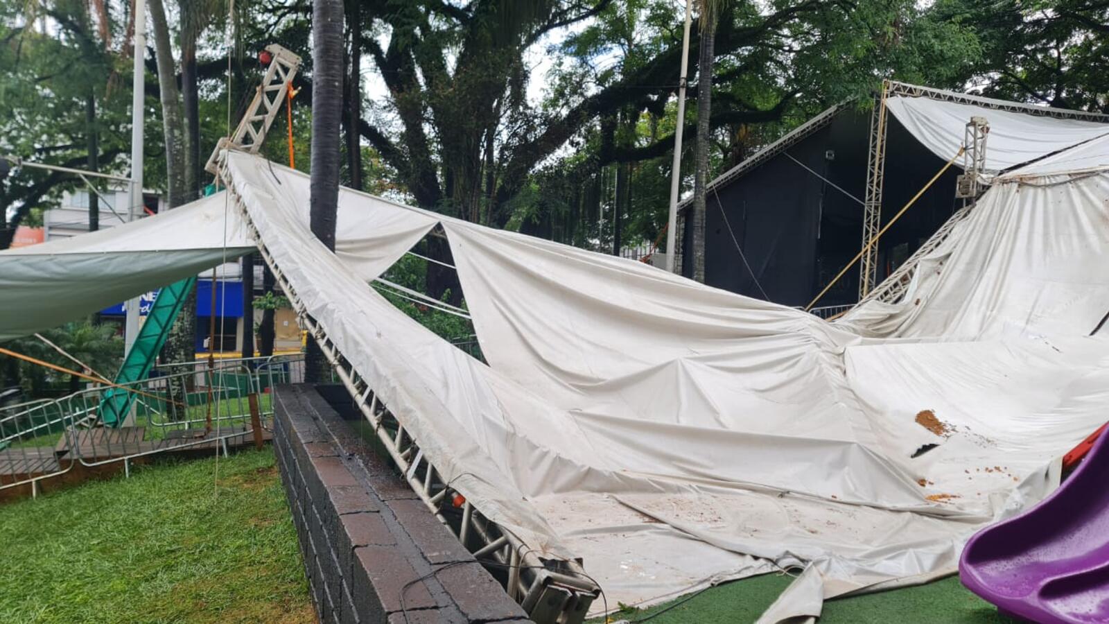 O clima intenso do fim de semana afetou parte da estrutura, ocasionando queda de parte da lona. Os danos serão corrigidos pela empresa responsável 