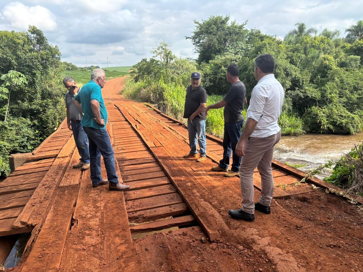 Acordo firmado nesta terça (21) visa à reforma na travessia sobre o Rio Santa Quitéria, limite natural entre os municípios, que começa na próxima segunda (27)