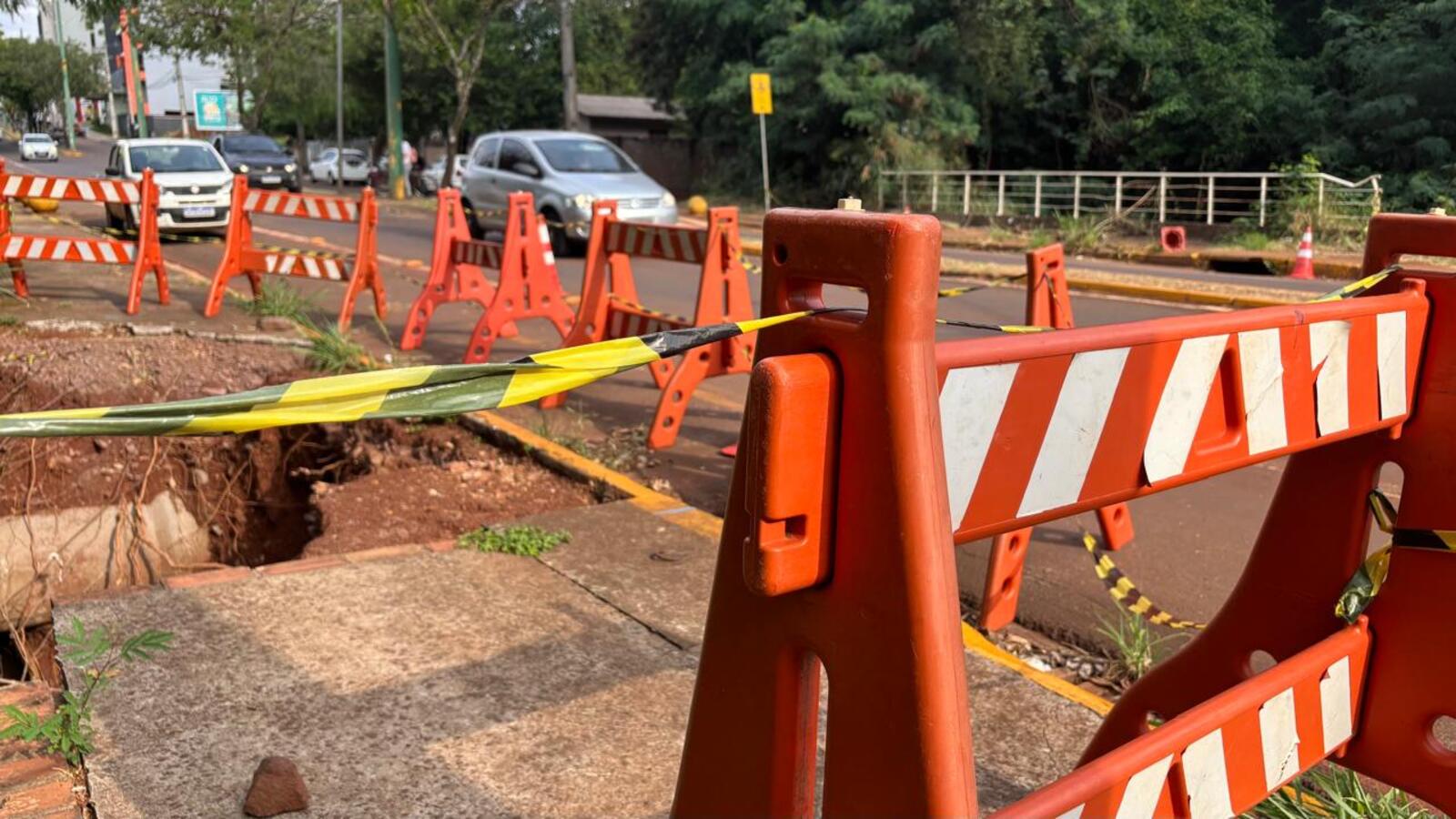 Objetivo é dar mais segurança a quem trafega pelo local para a realização de obras de contenção pela equipe da Secretaria de Infraestrutura Urbana e Rural