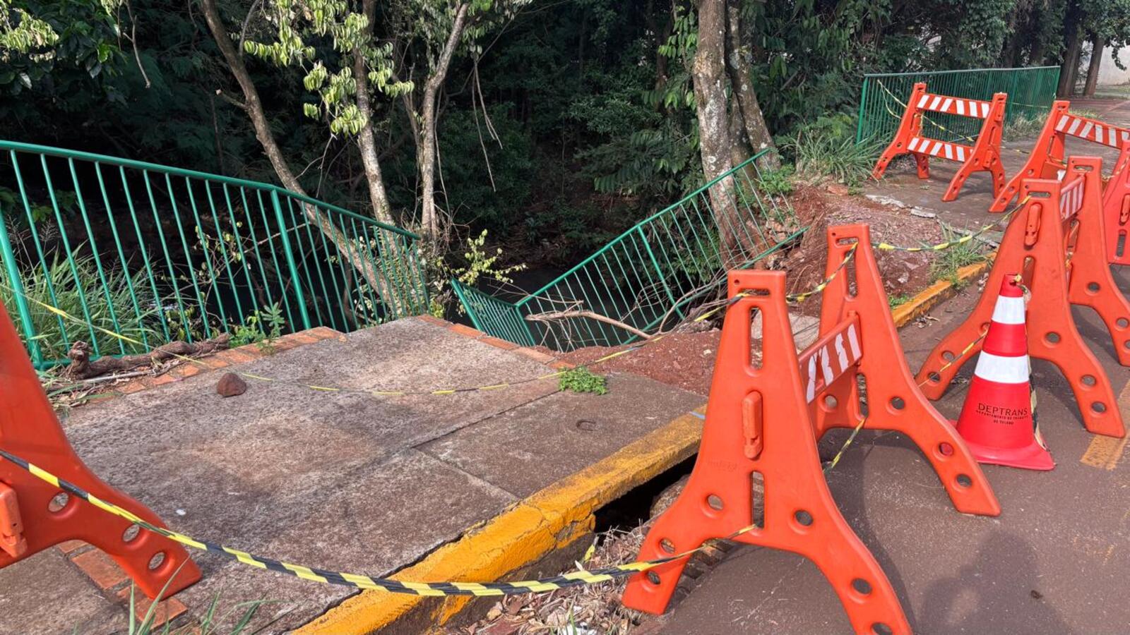 Objetivo é dar mais segurança a quem trafega pelo local para a realização de obras de contenção pela equipe da Secretaria de Infraestrutura Urbana e Rural