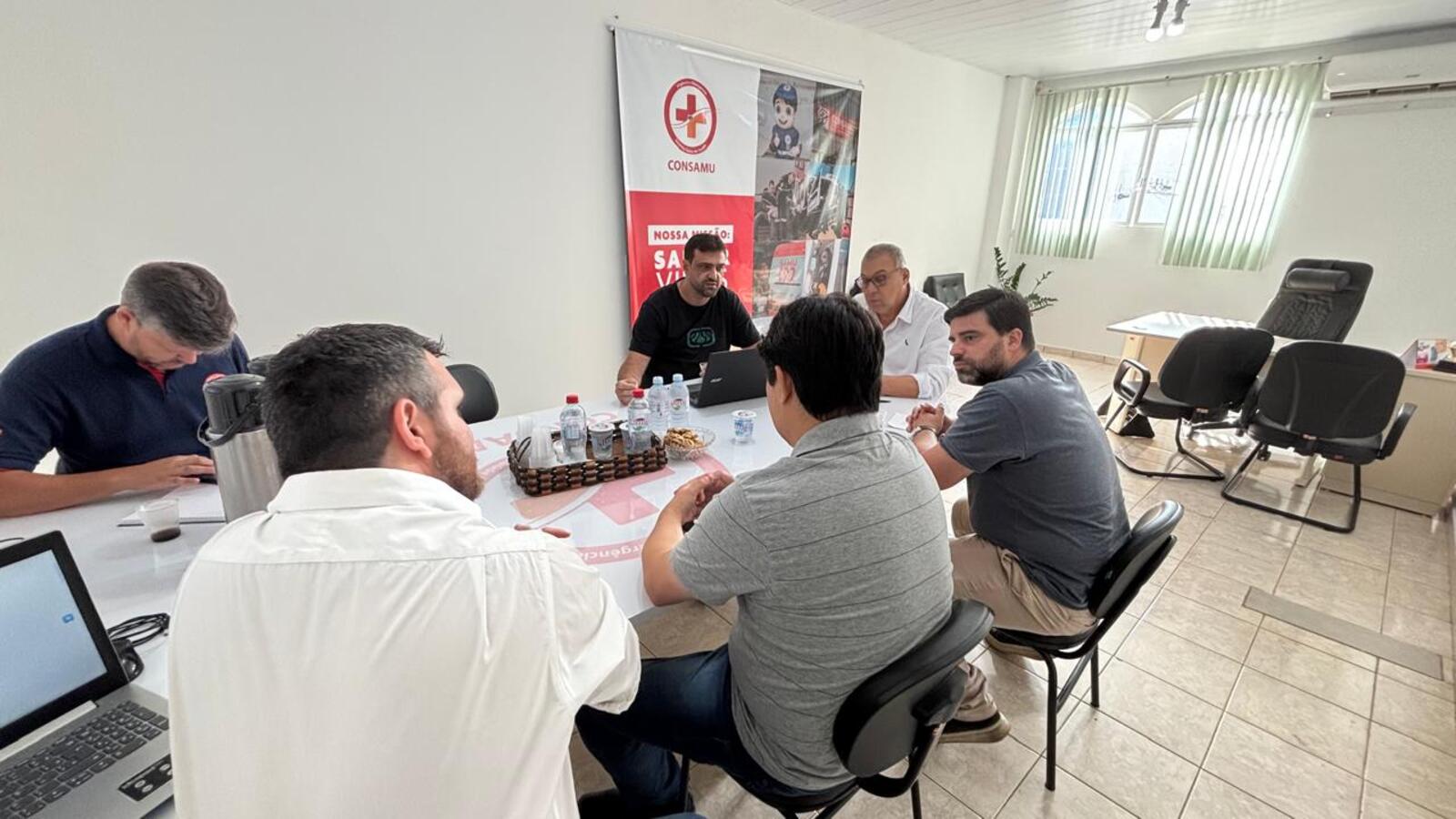 O prefeito Mario Costenaro e o secretário de Saúde Nilton Perlin se reuniram com o presidente do Consamu e prefeito de Corbélia, Thiago Stefanello, para deliberar sobre vários assuntos
