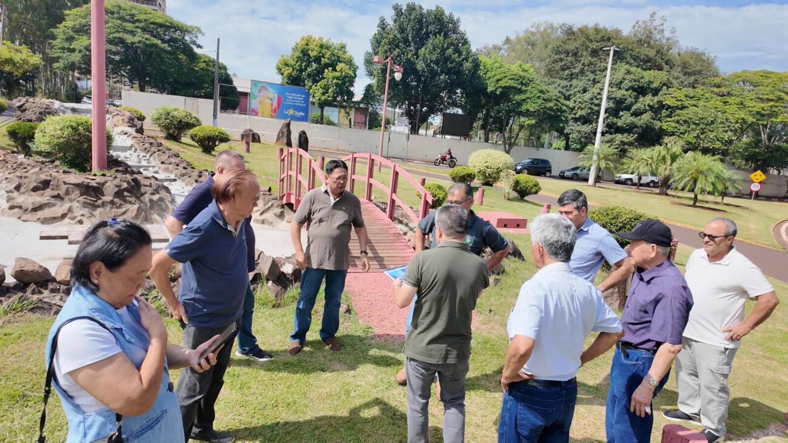 A Secretaria de Infraestrutura Rural e Urbana realizou uma reunião com a comunidade japonesa de Toledo para conversar sobre a Praça do Japão