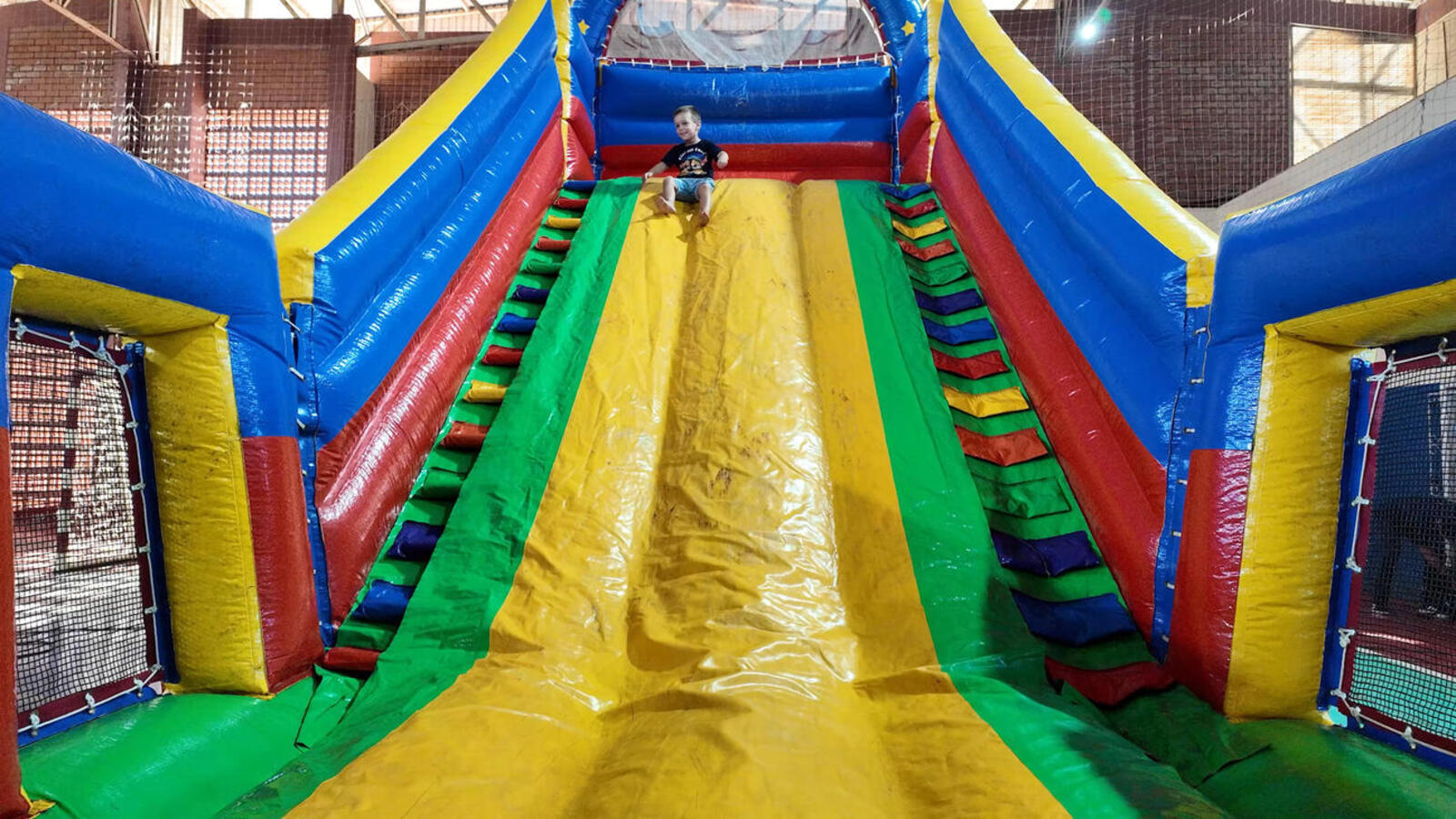 Foi uma tarde para as crianças, com brinquedos infláveis e cama elástica