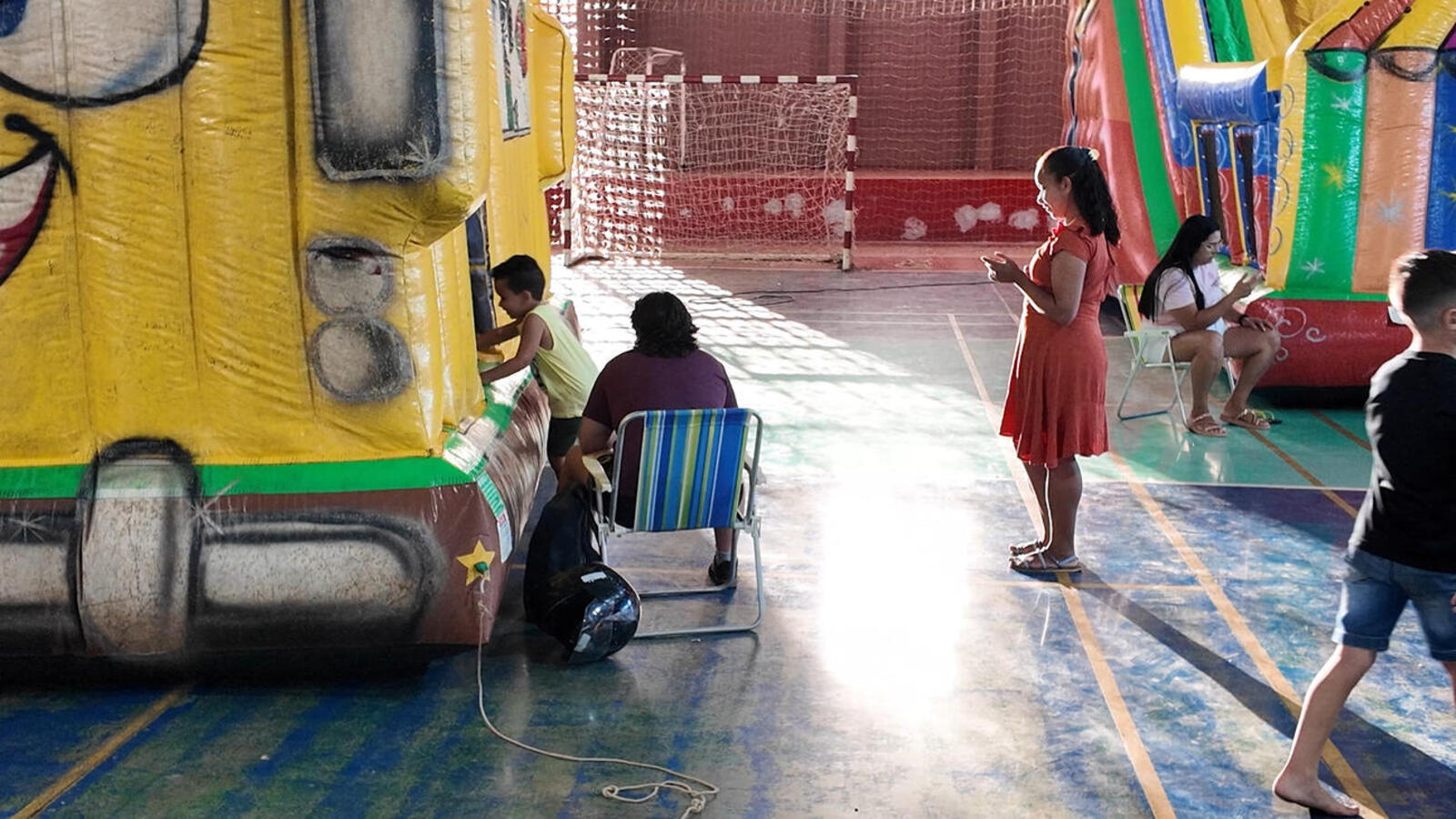 Foi uma tarde para as crianças, com brinquedos infláveis e cama elástica