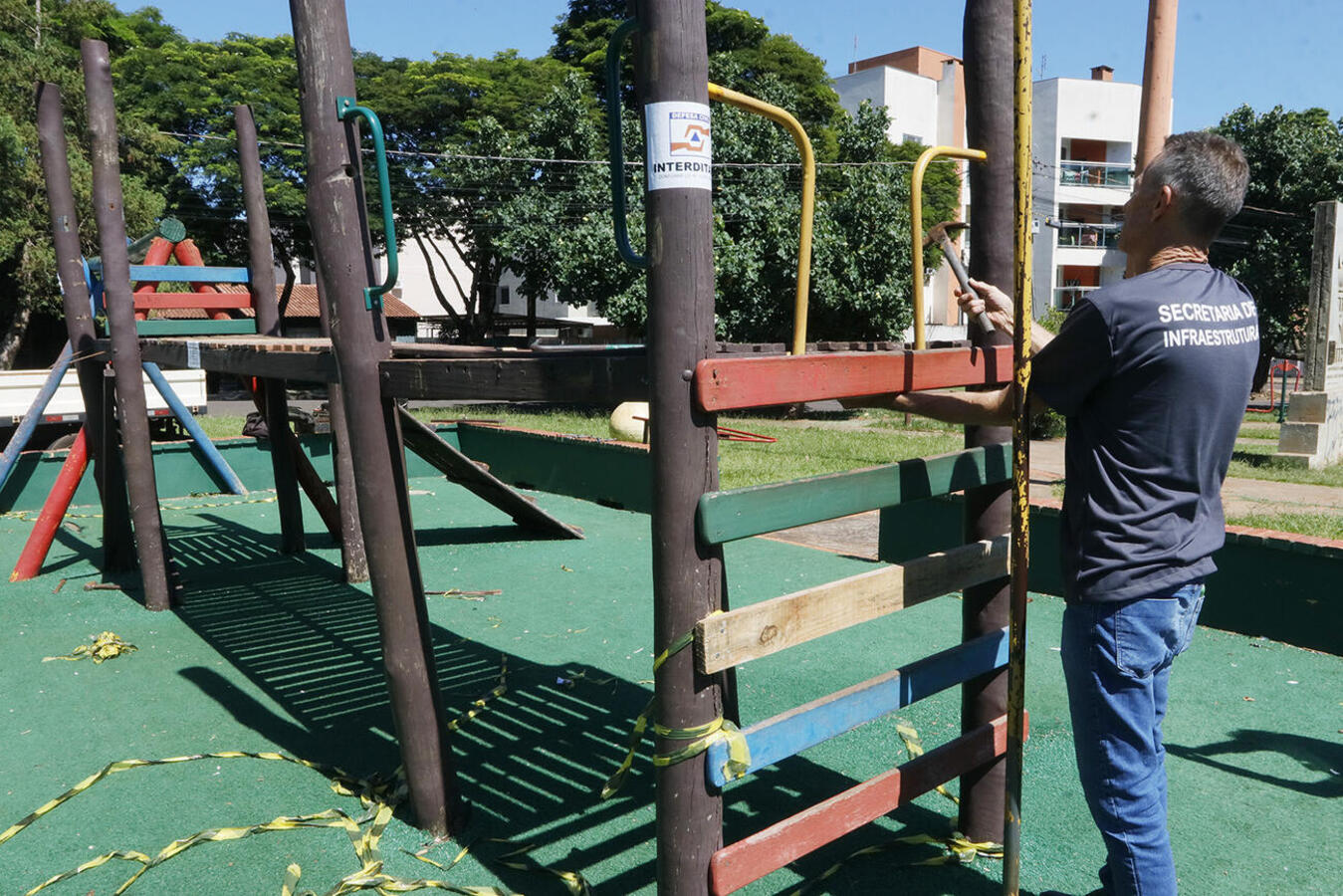 Após ser interditado o parque infantil no Jardim Santa Maria recebe manutenções para melhorar as condições do espaço
