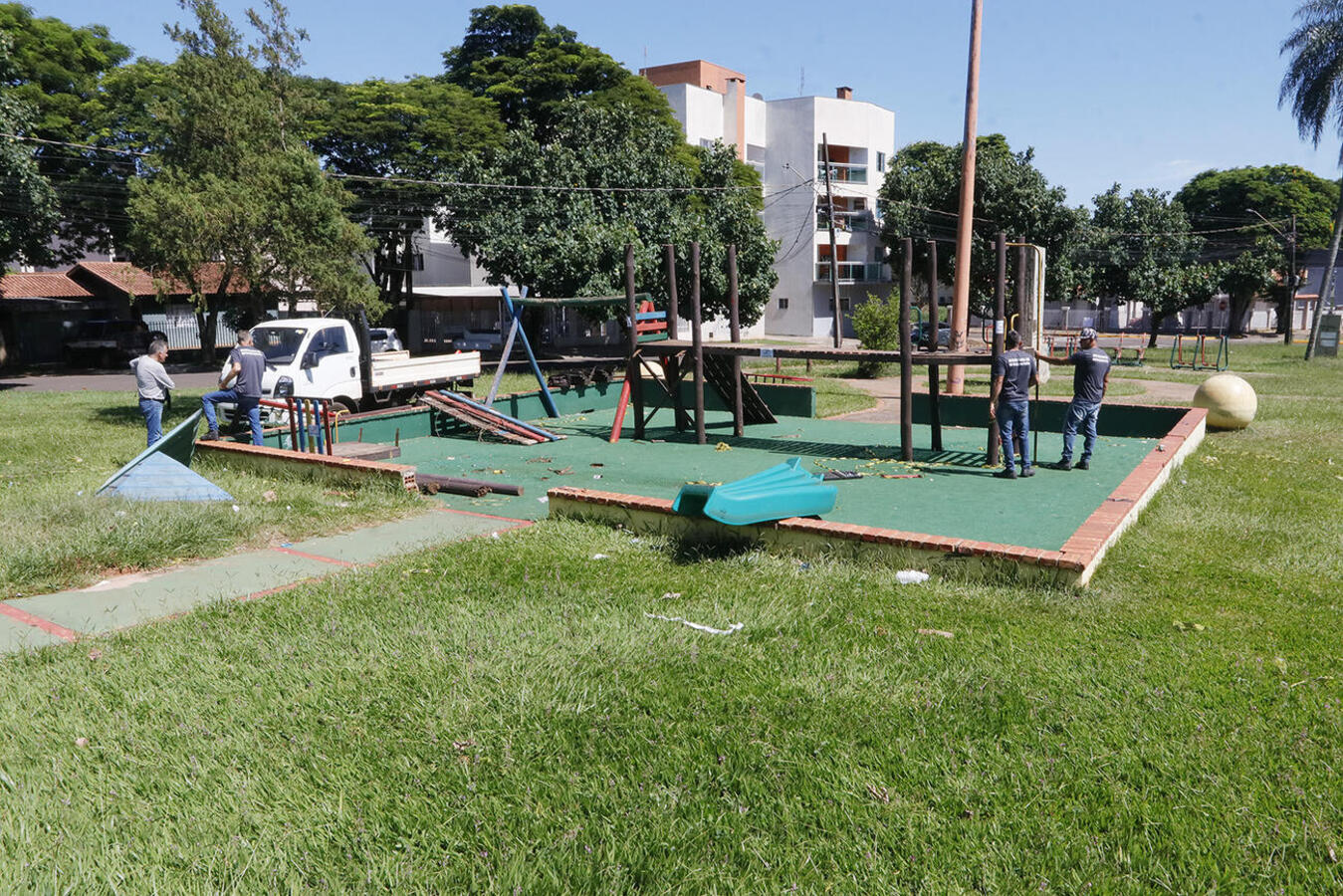 Após ser interditado o parque infantil no Jardim Santa Maria recebe manutenções para melhorar as condições do espaço