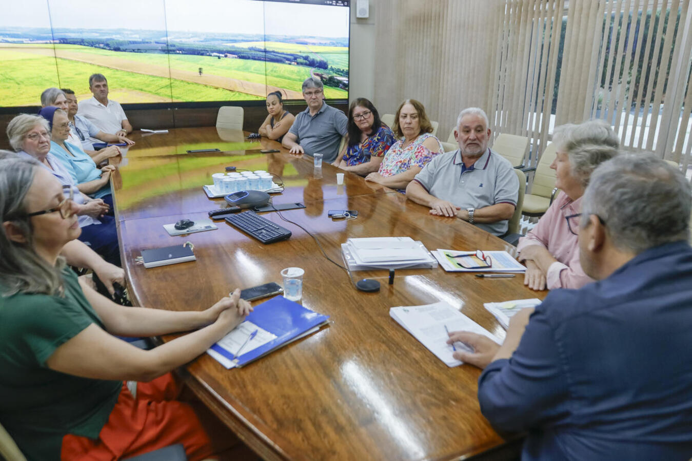 Representantes de seis entidades de Toledo se reuniram com o prefeito  para assinatura de apostilamento