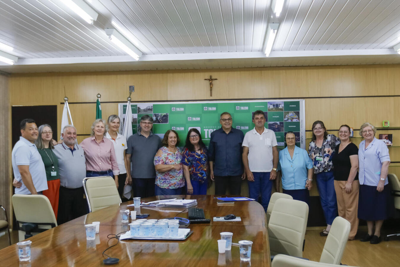Representantes de seis entidades de Toledo se reuniram com o prefeito  para assinatura de apostilamento