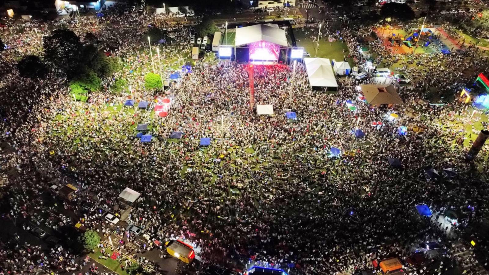Cerca de 70 mil pessoas estiveram no Parque Ecológico Diva Paim Barth para prestigiar o tradicional réveillon, que teve queima de fogos com 16 minutos de duração