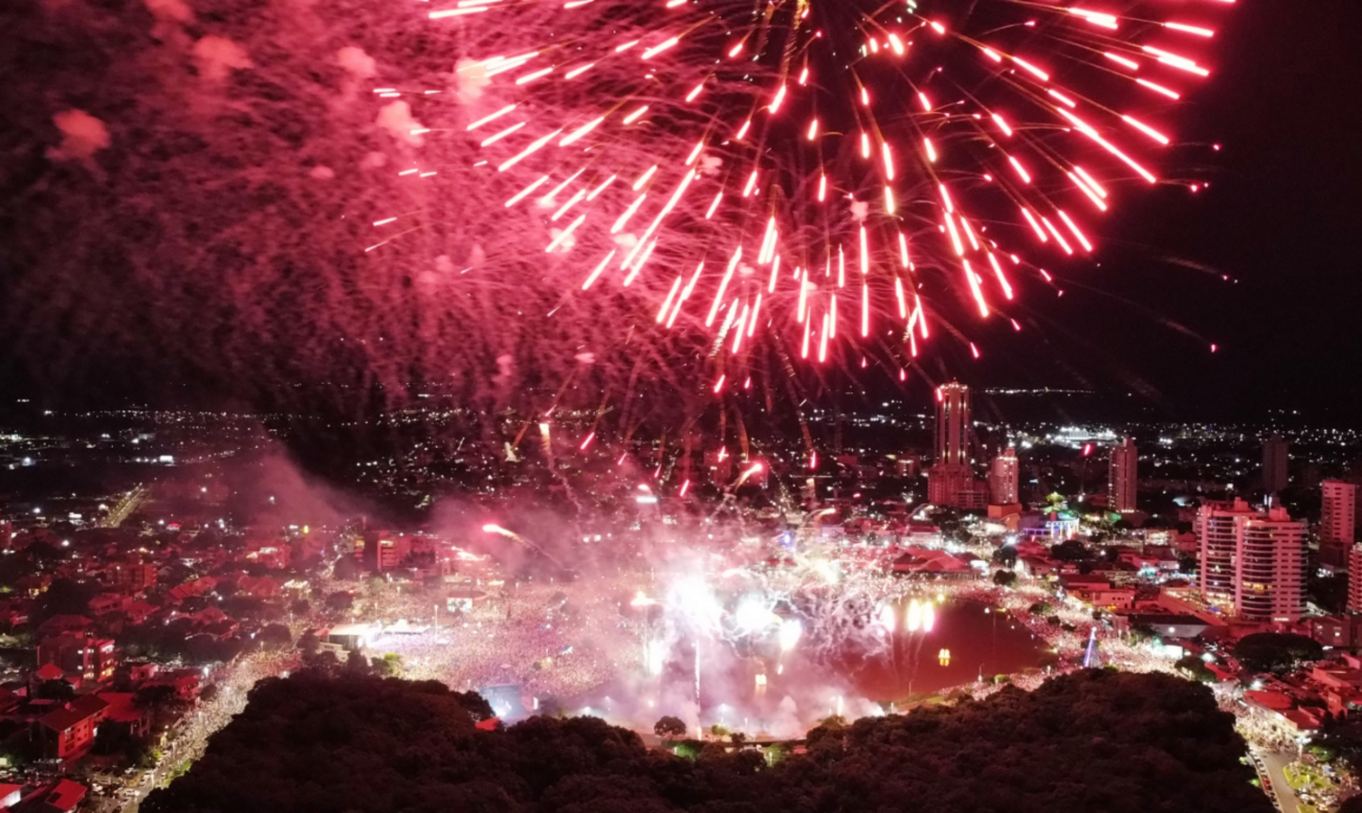 Cerca de 70 mil pessoas estiveram no Parque Ecológico Diva Paim Barth para prestigiar o tradicional réveillon, que teve queima de fogos com 16 minutos de duração