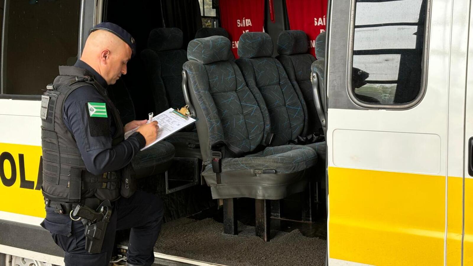 Vans e ônibus escolares têm itens de segurança verificados para estarem aptos à prestação do serviço