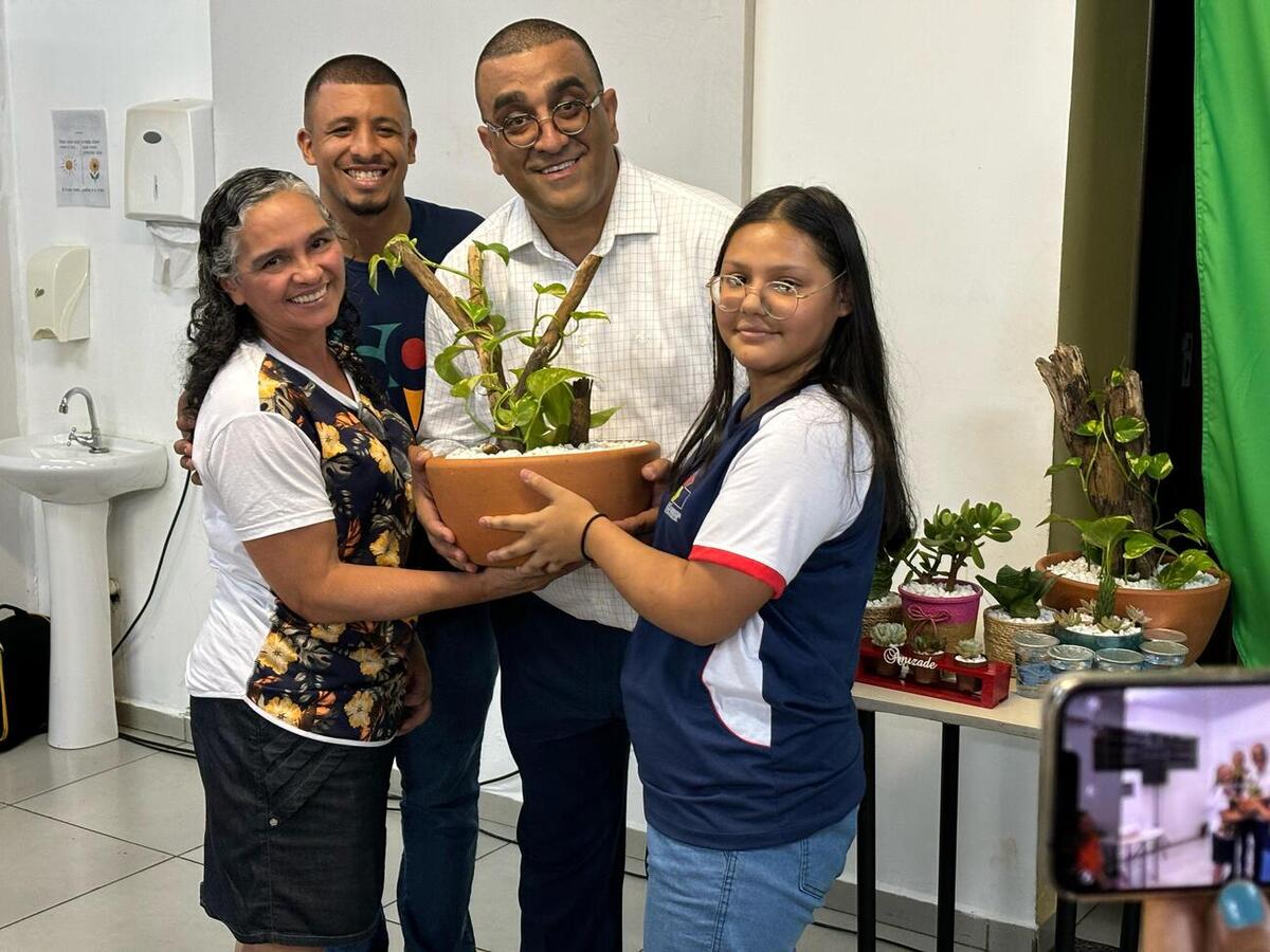 Participantes do programa e seus pais participaram, na noite desta quarta-feira (12), de evento que contou com a participação de diversas autoridades municipais