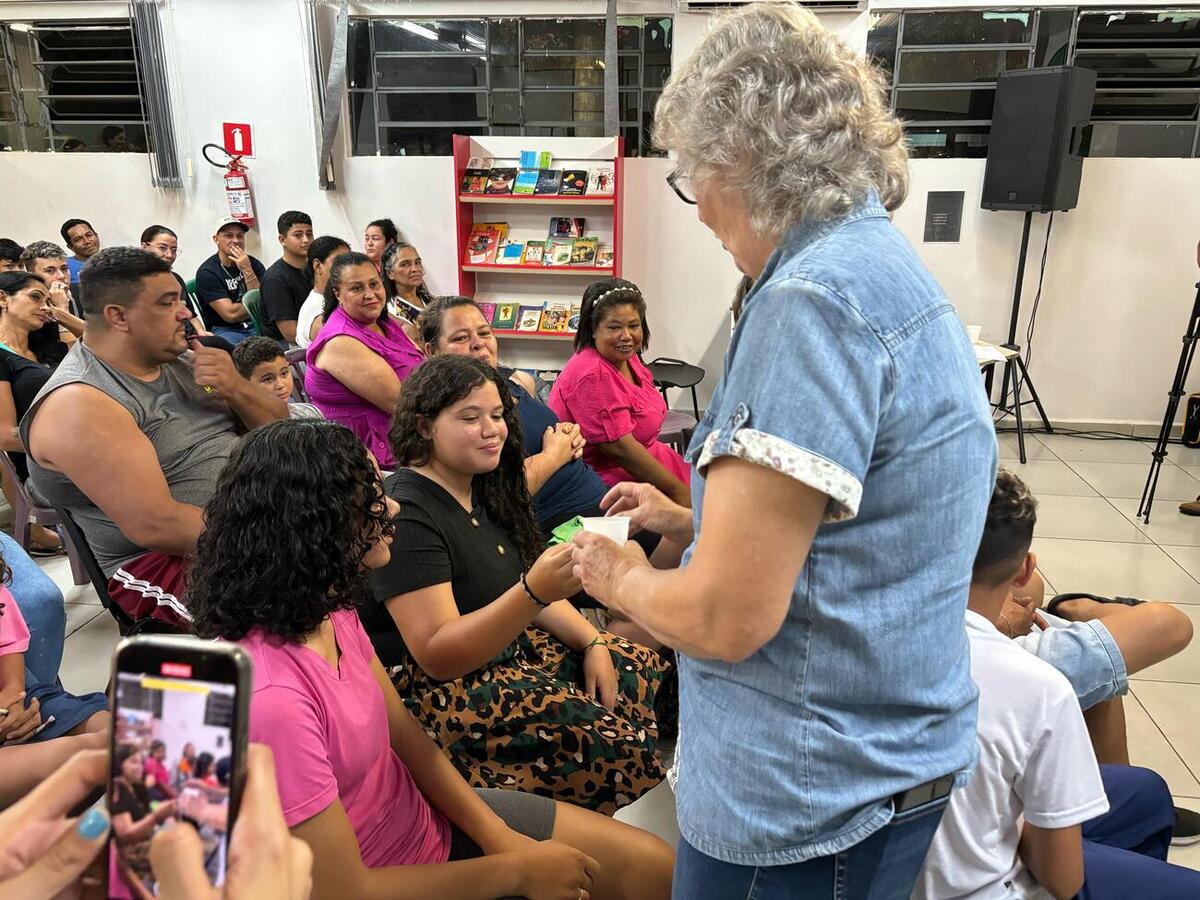 Participantes do programa e seus pais participaram, na noite desta quarta-feira (12), de evento que contou com a participação de diversas autoridades municipais