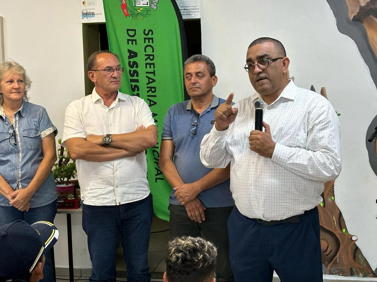 Participantes do programa e seus pais participaram, na noite desta quarta-feira (12), de evento que contou com a participação de diversas autoridades municipais