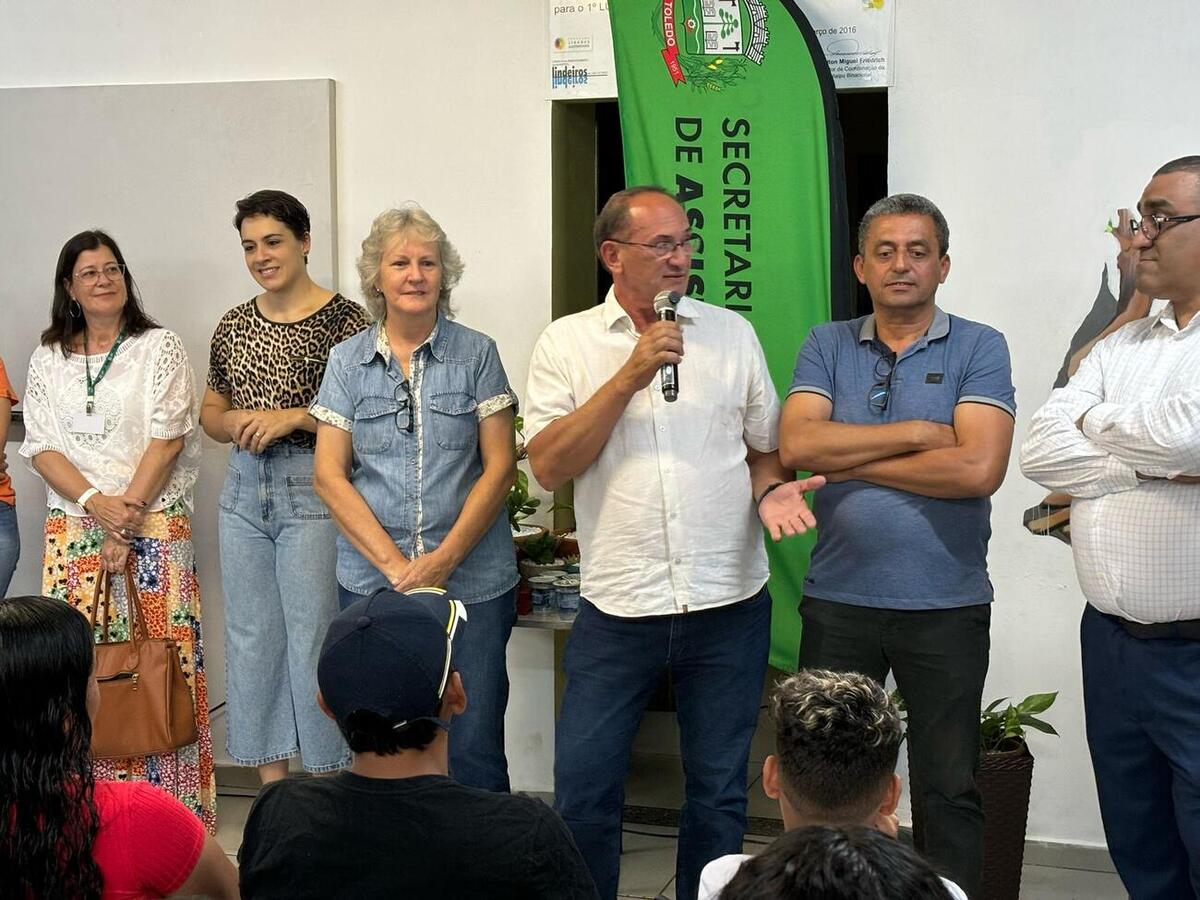 Participantes do programa e seus pais participaram, na noite desta quarta-feira (12), de evento que contou com a participação de diversas autoridades municipais