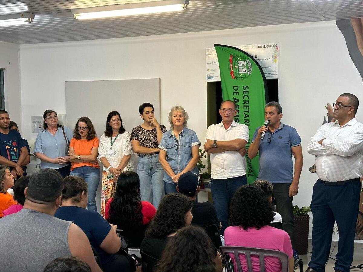 Participantes do programa e seus pais participaram, na noite desta quarta-feira (12), de evento que contou com a participação de diversas autoridades municipais