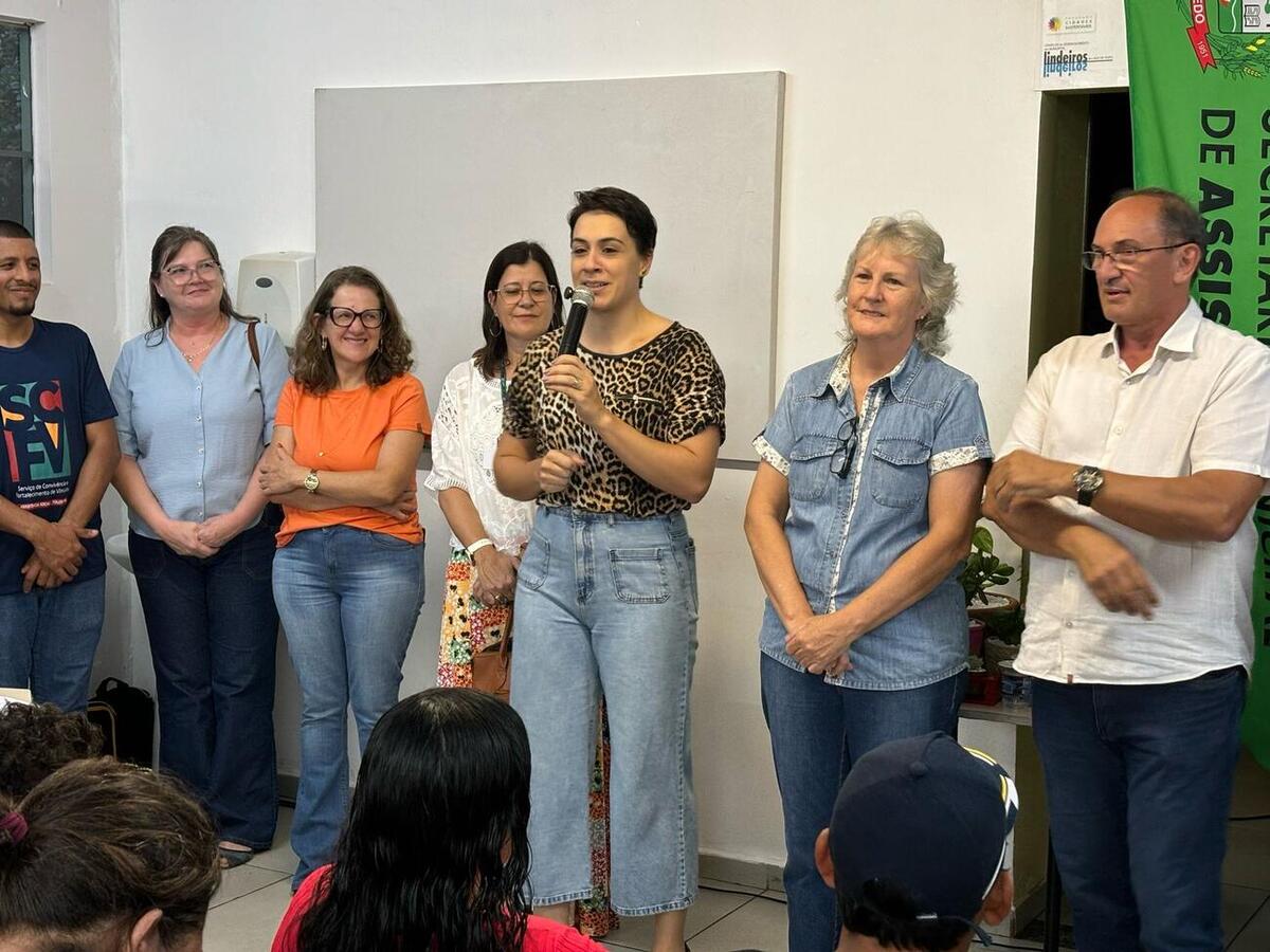 Participantes do programa e seus pais participaram, na noite desta quarta-feira (12), de evento que contou com a participação de diversas autoridades municipais