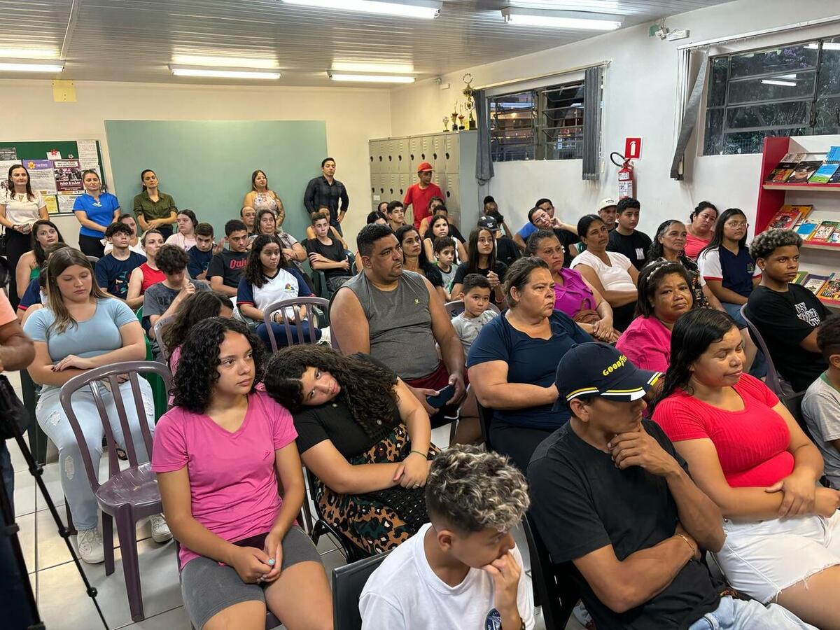 Participantes do programa e seus pais participaram, na noite desta quarta-feira (12), de evento que contou com a participação de diversas autoridades municipais