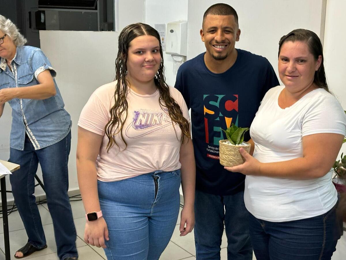 Participantes do programa e seus pais participaram, na noite desta quarta-feira (12), de evento que contou com a participação de diversas autoridades municipais