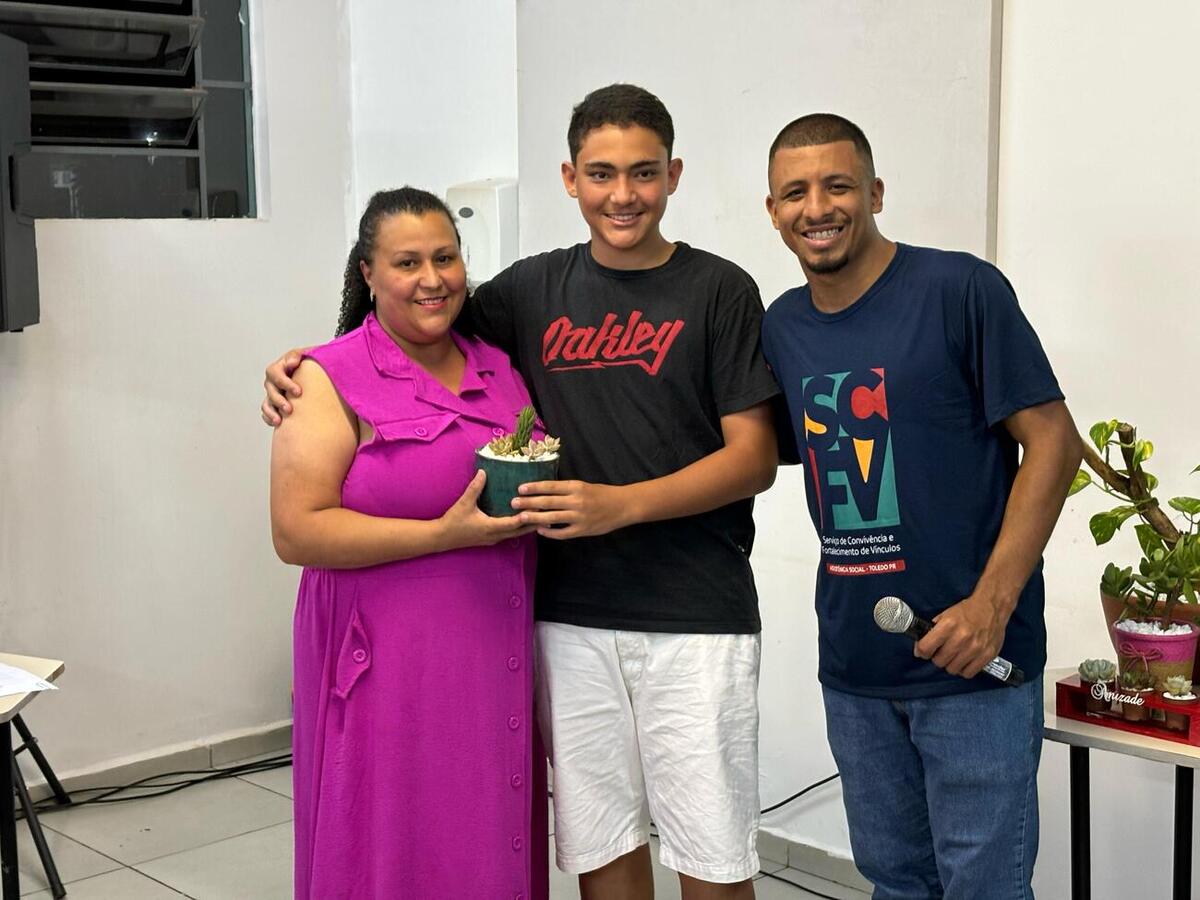 Participantes do programa e seus pais participaram, na noite desta quarta-feira (12), de evento que contou com a participação de diversas autoridades municipais