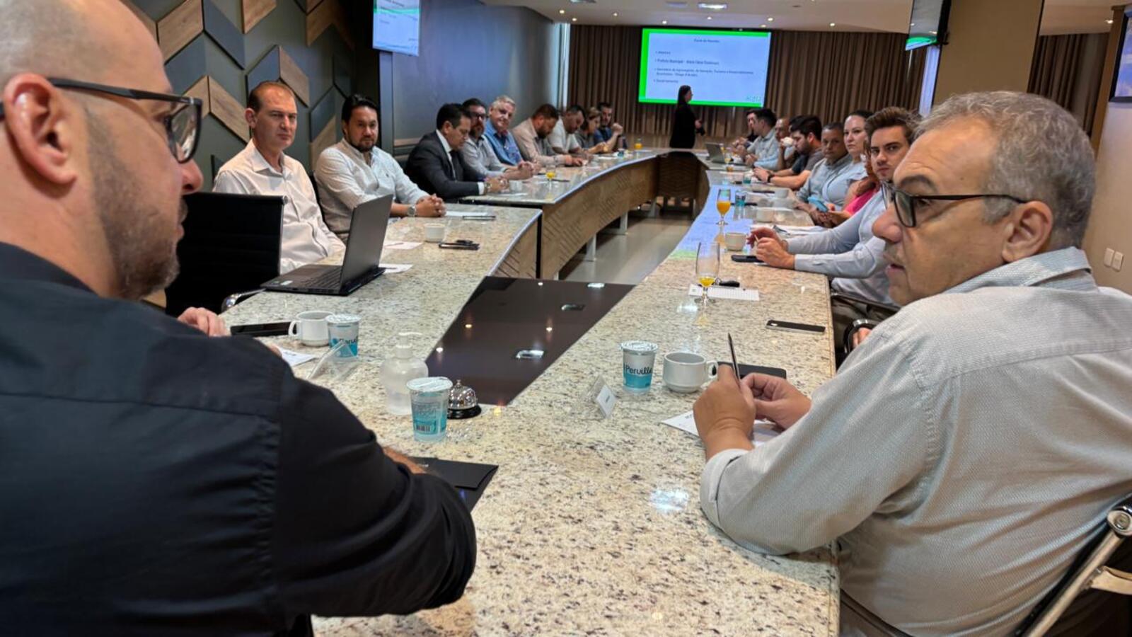 Foi o primeiro encontro oficial entre o prefeito Mario Costenaro e o secretário Thiago D’Arisbo com a Associação Comercial e Empresarial de Toledo