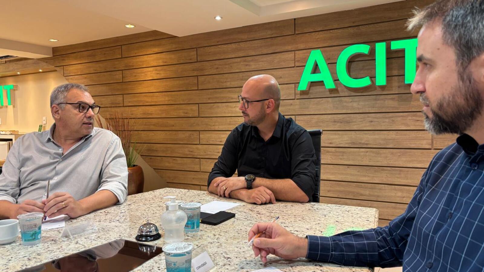 Foi o primeiro encontro oficial entre o prefeito Mario Costenaro e o secretário Thiago D’Arisbo com a Associação Comercial e Empresarial de Toledo
