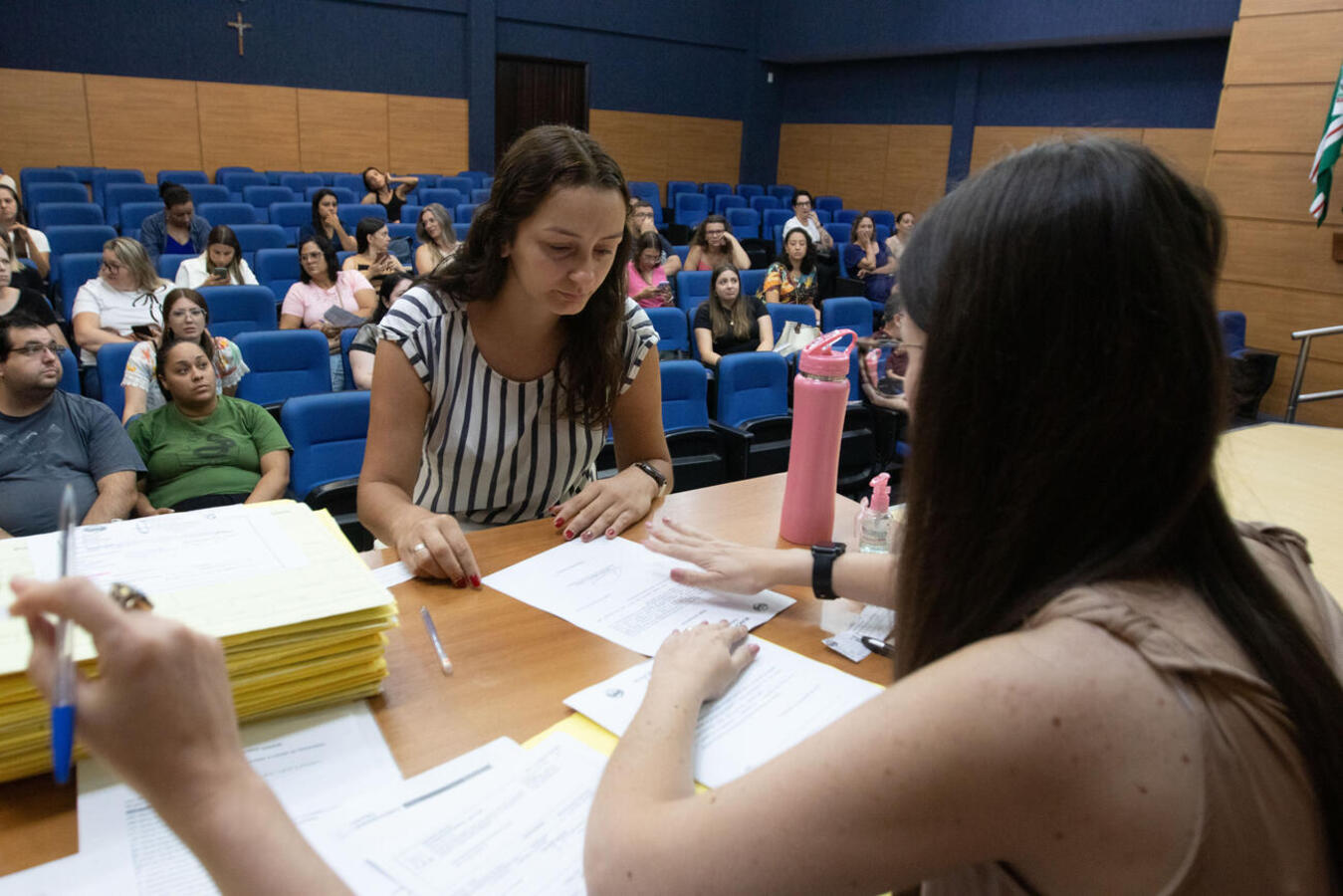 Assinatura do termo ocorreu nesta segunda-feira (3) nos períodos matutino e vespertino; provimento de colaboradores é efetivo, no cargo de professor II T20