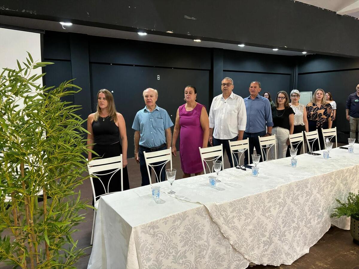 Também houve posse de novos diretores de escolas municipais e Cmeis, bem como reconhecimento pelo trabalho dos que encerraram a gestão