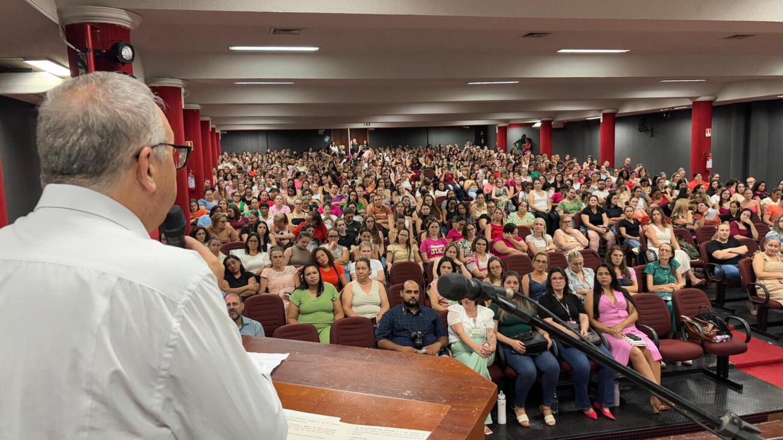 Também houve posse de novos diretores de escolas municipais e Cmeis, bem como reconhecimento pelo trabalho dos que encerraram a gestão