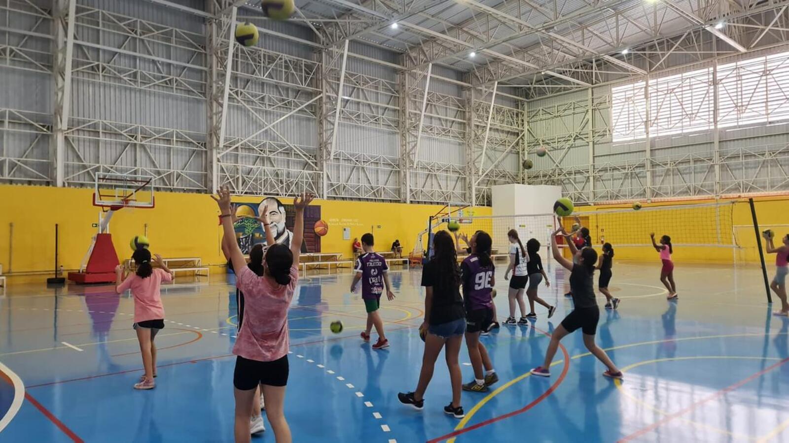 O Centro de Iniciação ao Esporte realiza atendimento de segunda a sexta-feira nos três turnos. São modalidades para atender desde os sete anos até os idosos