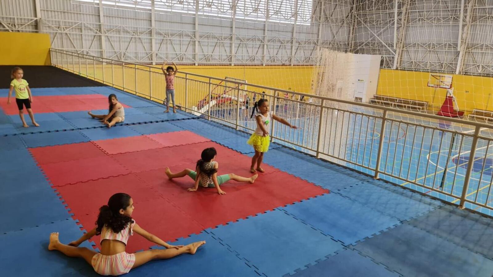 O Centro de Iniciação ao Esporte realiza atendimento de segunda a sexta-feira nos três turnos. São modalidades para atender desde os sete anos até os idosos