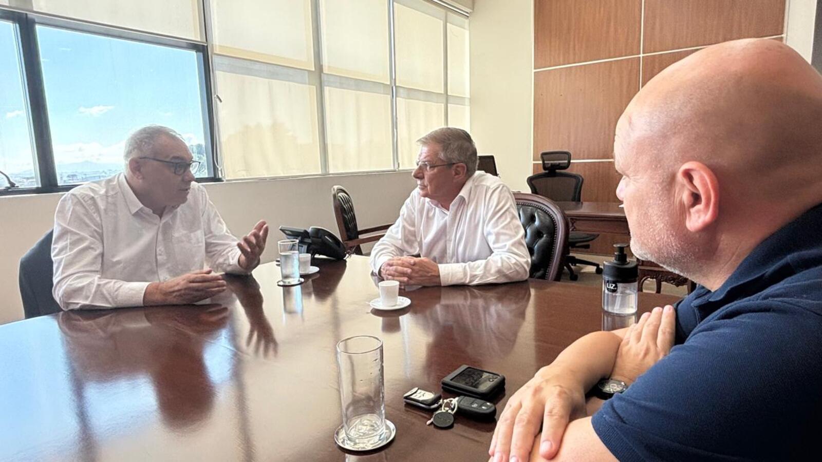 Presidente da Companhia de Habitação do Paraná, Jorge Lange, recebeu o prefeito Mario Costenaro nesta terça-feira (25)