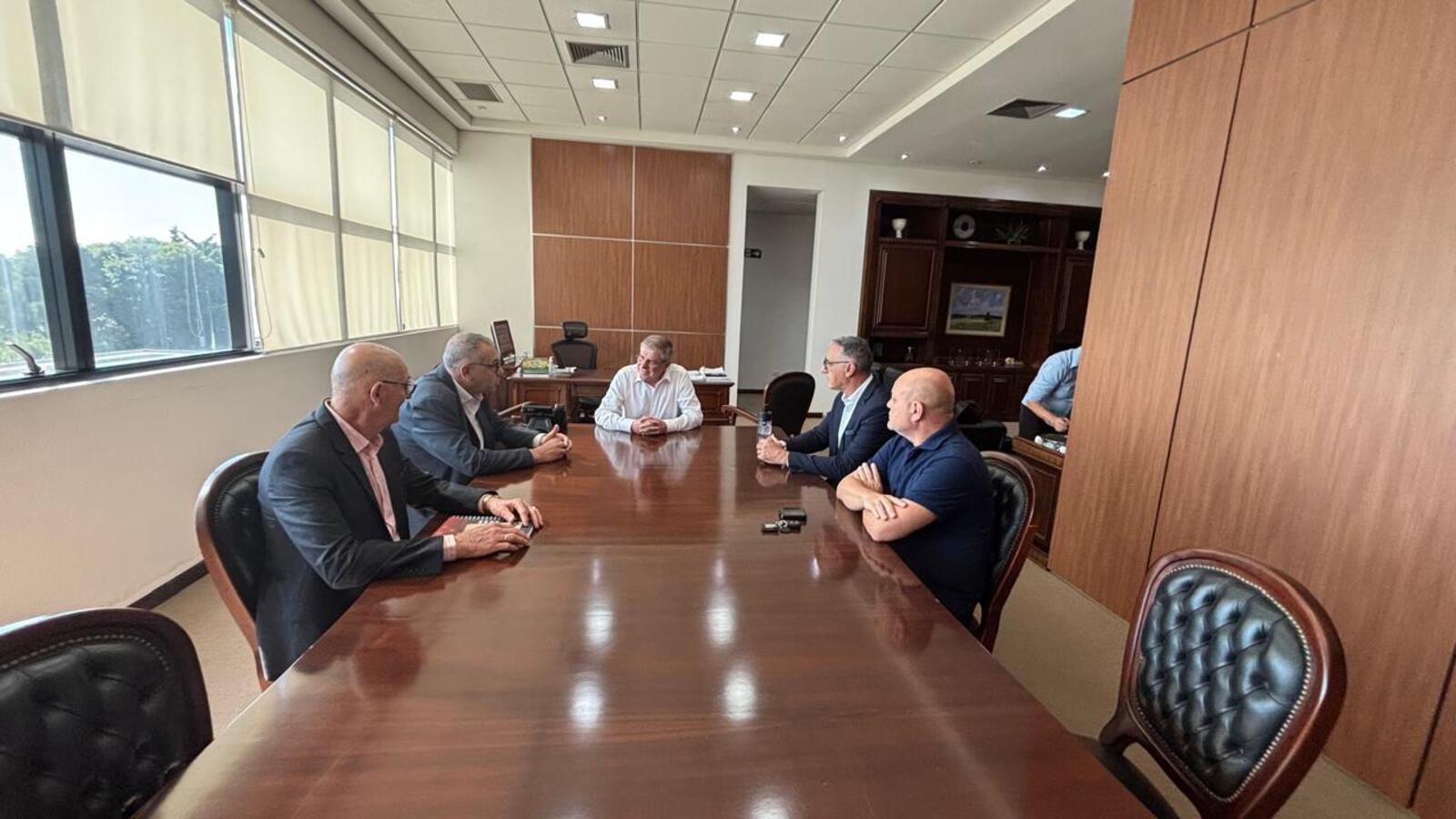Presidente da Companhia de Habitação do Paraná, Jorge Lange, recebeu o prefeito Mario Costenaro nesta terça-feira (25)