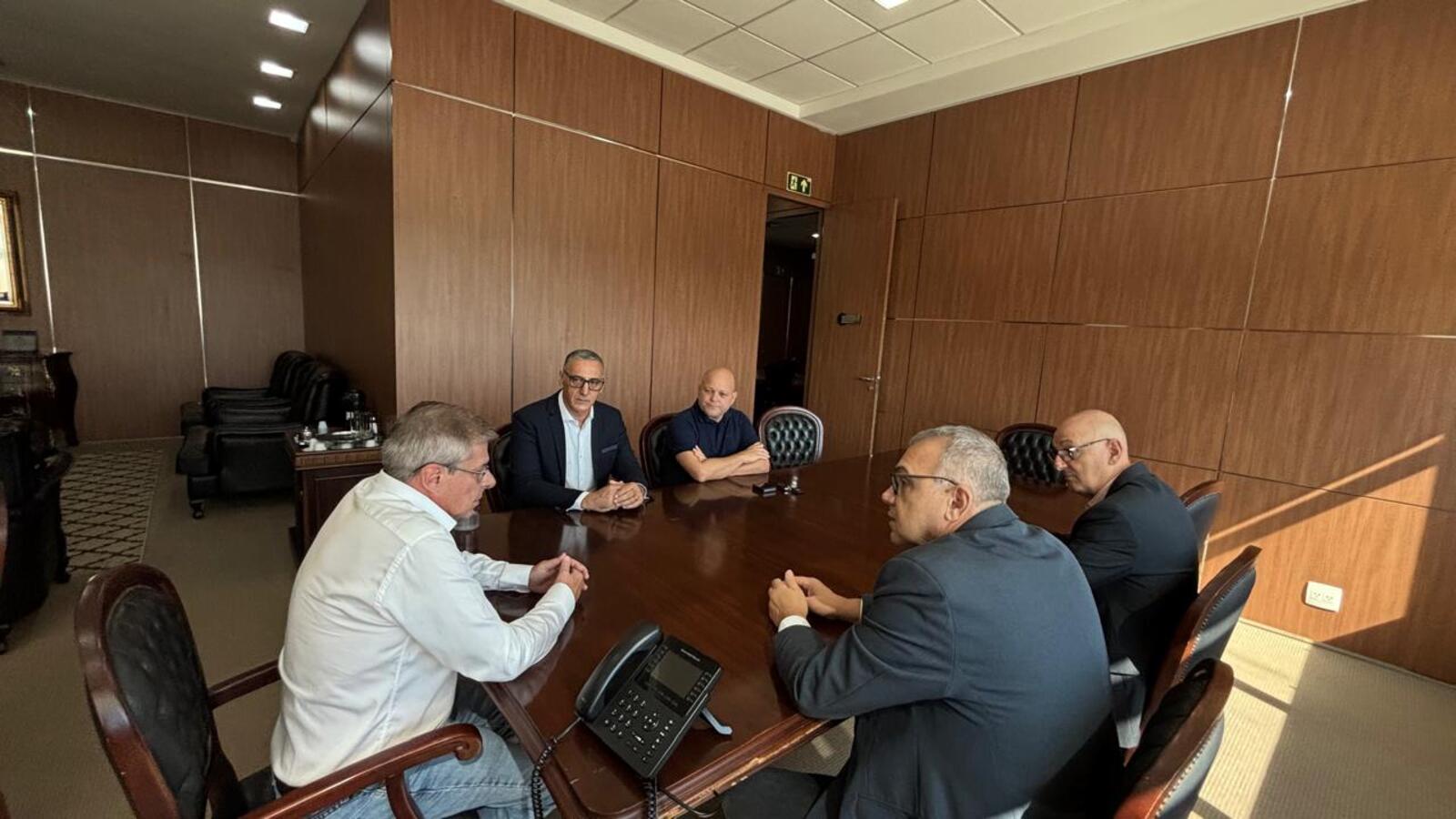 Presidente da Companhia de Habitação do Paraná, Jorge Lange, recebeu o prefeito Mario Costenaro nesta terça-feira (25)