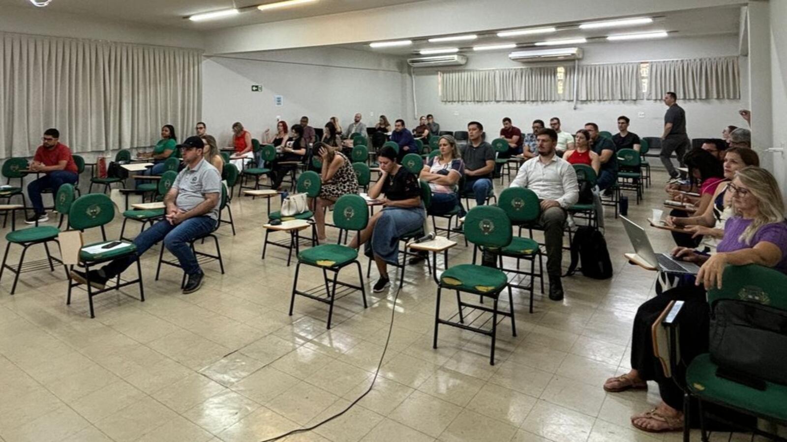 Ao todo são 15 encontros. As aulas estão sendo ministradas na Escola de Governo de Toledo
