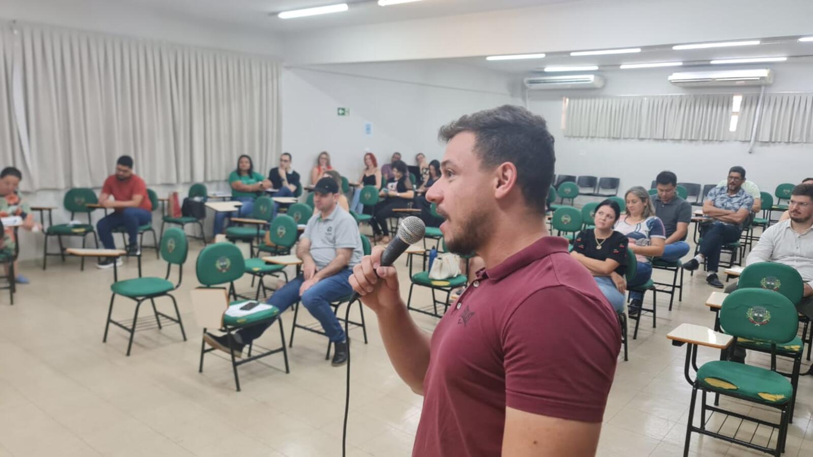 Ao todo são 15 encontros. As aulas estão sendo ministradas na Escola de Governo de Toledo