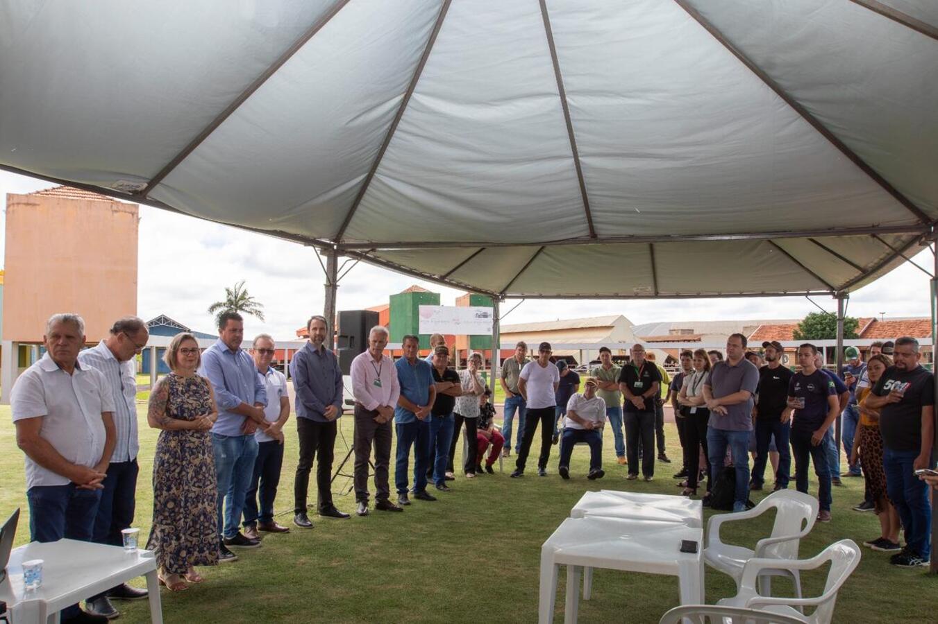 Foram entregues oito distribuidores de dejetos líquidos para associações que beneficiarão 41 famílias